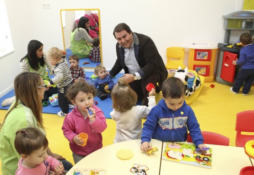 O alcalde destaca o incremento do 42% no número das prazas das Escolas Infantís Municipais